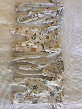 Neutral Animal-Print Footed One-Piece for Babies - Beige